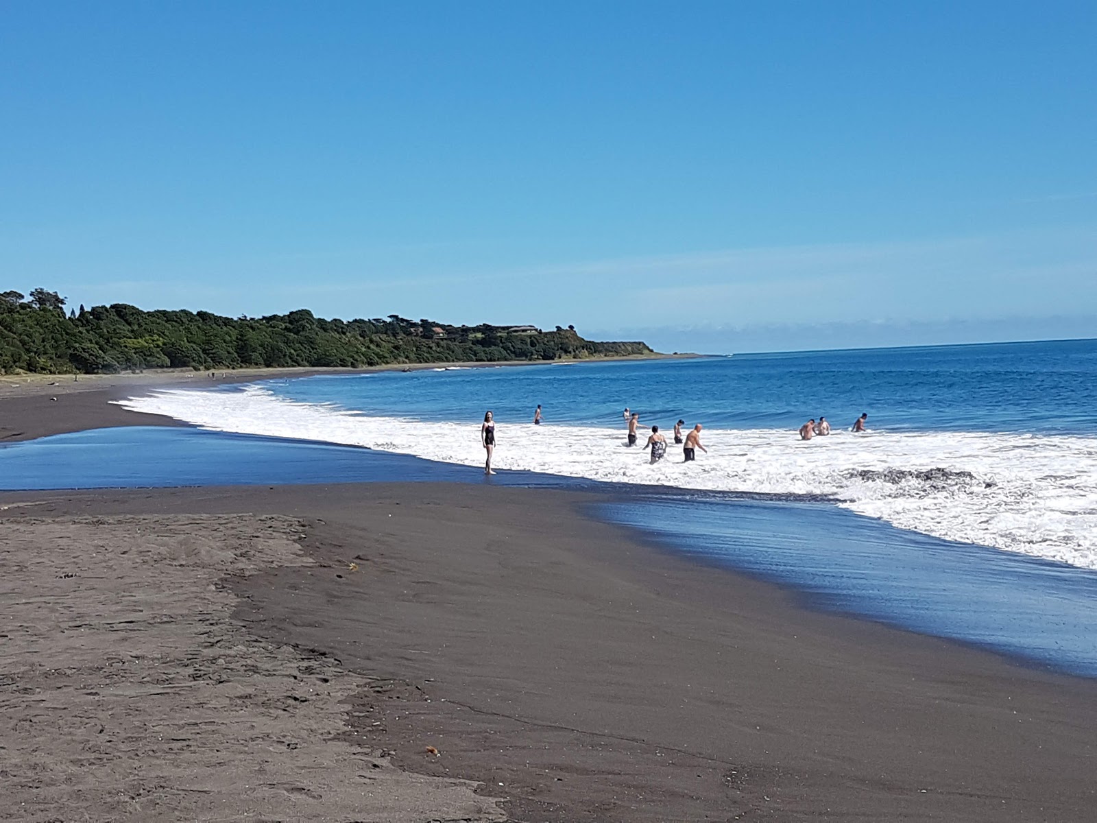 Foto av Oakura Beach med grå sand yta