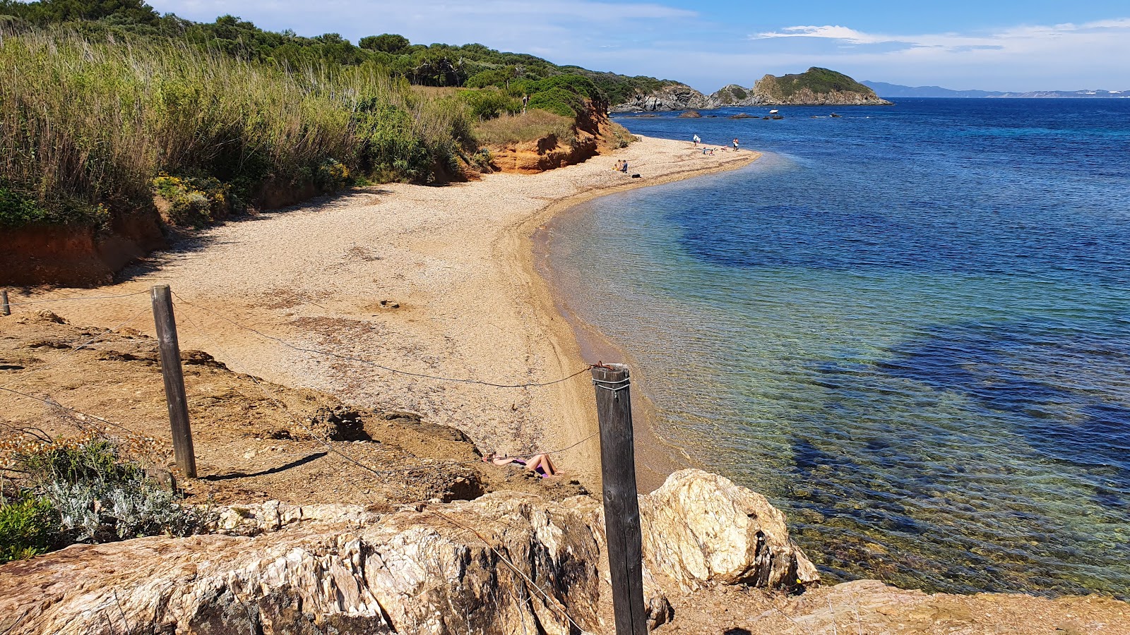 Foto von Plage de la Madrague mit beiger sand & kies Oberfläche