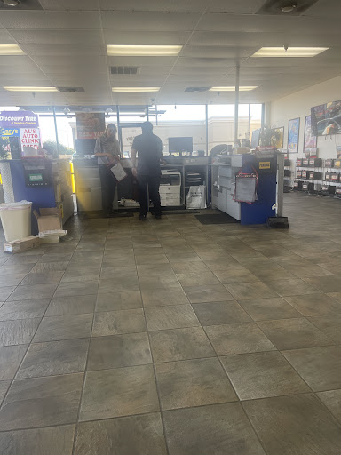 Tire Shop «Discount Tire Centers - Fresno, CA», reviews and photos, 6615 N Blackstone Ave, Fresno, CA 93710, USA