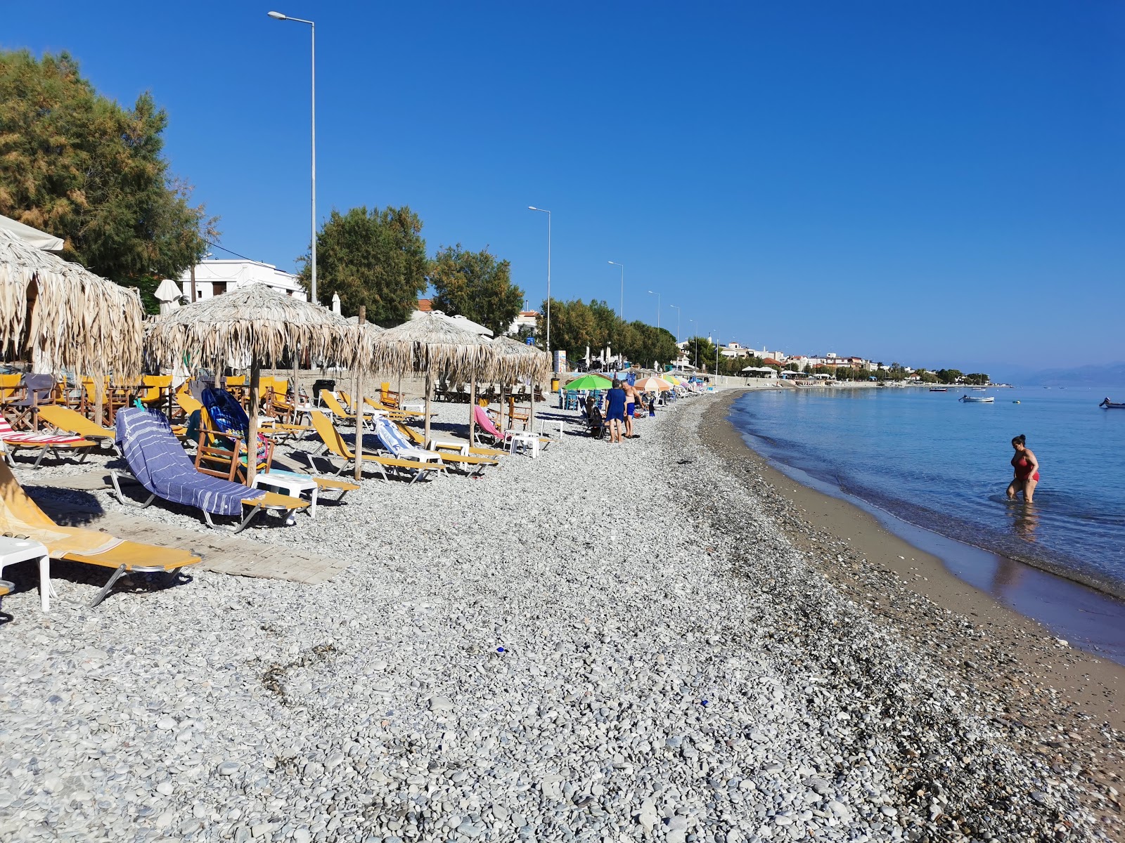 Fotografija Paralia Sikias z sivi fini kamenček površino