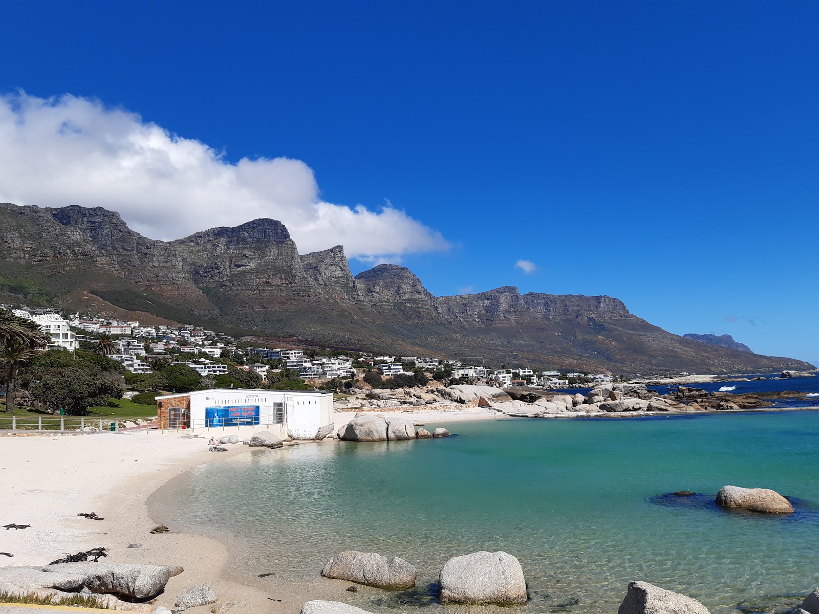 Foto di Camps Bay Tidal pool con una superficie del sabbia luminosa