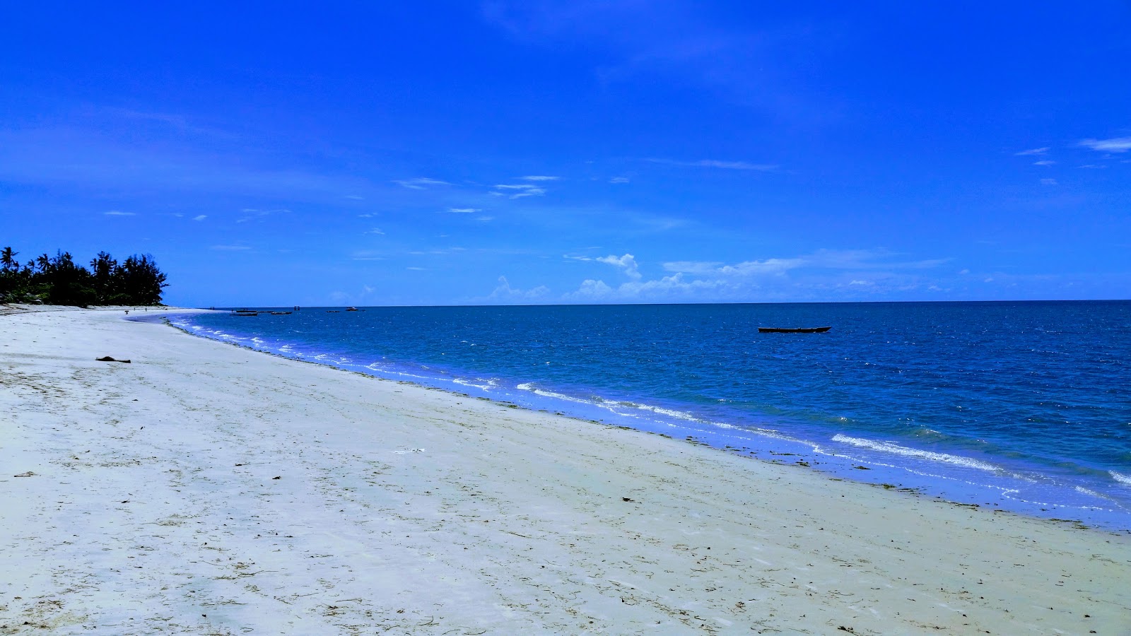 Ushongo Beach的照片 带有碧绿色纯水表面
