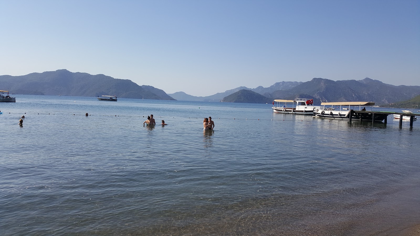 Marmaris Plajı II'in fotoğrafı uçurumlarla desteklenmiş