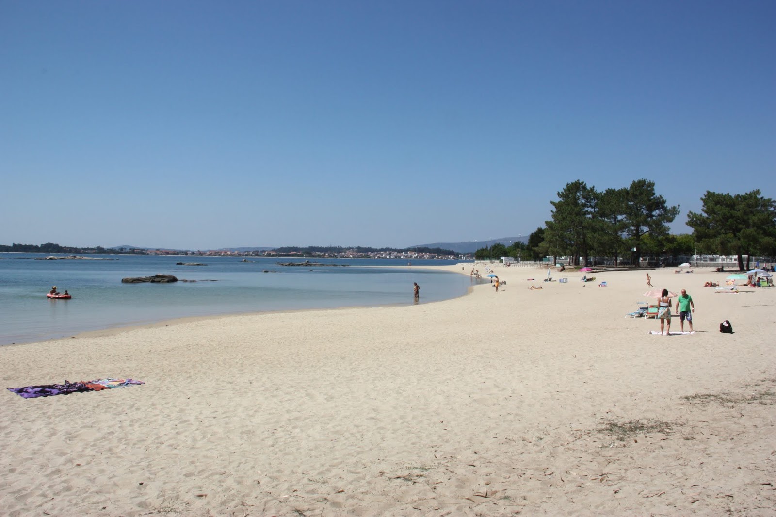 Foto di Terron beach con una superficie del sabbia luminosa