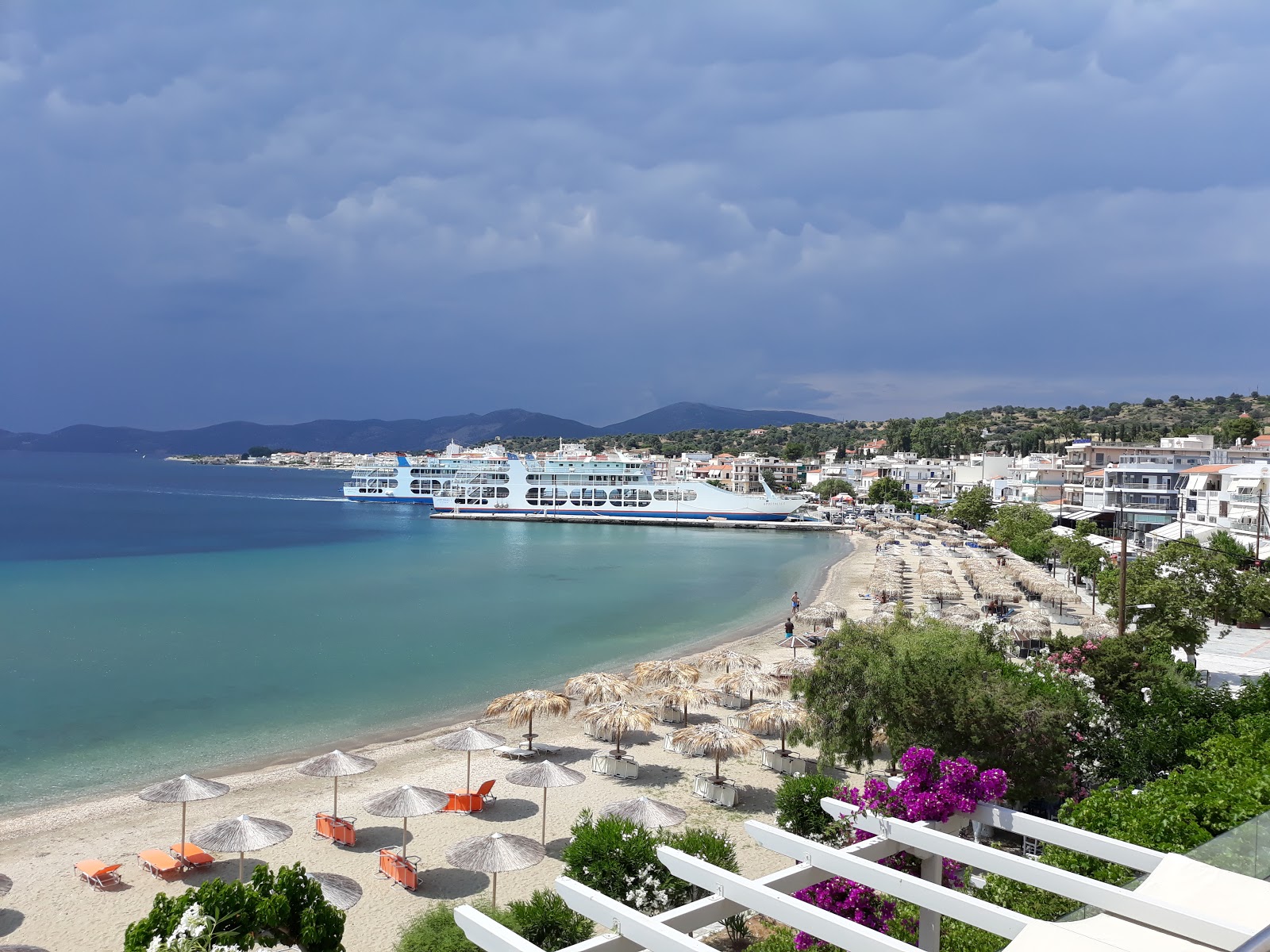 Foto von Nea Stira beach und die siedlung