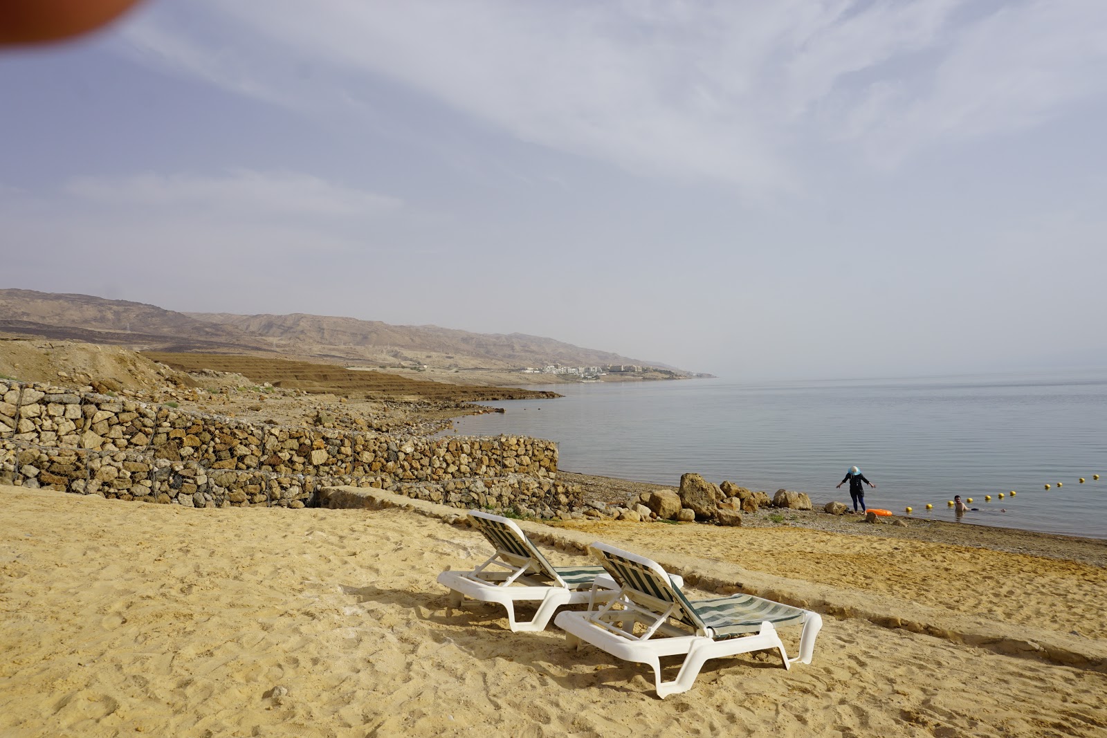 Foto av Hilton Dead Sea Beach med hög nivå av renlighet