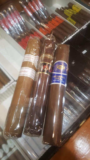 Cigar Shop «HUBBARD & STATE CIGAR SHOP», reviews and photos, 6 W Hubbard St, Chicago, IL 60610, USA