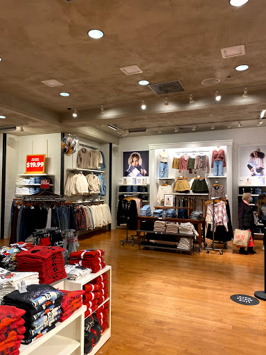 American Eagle & Aerie Outlet image 6