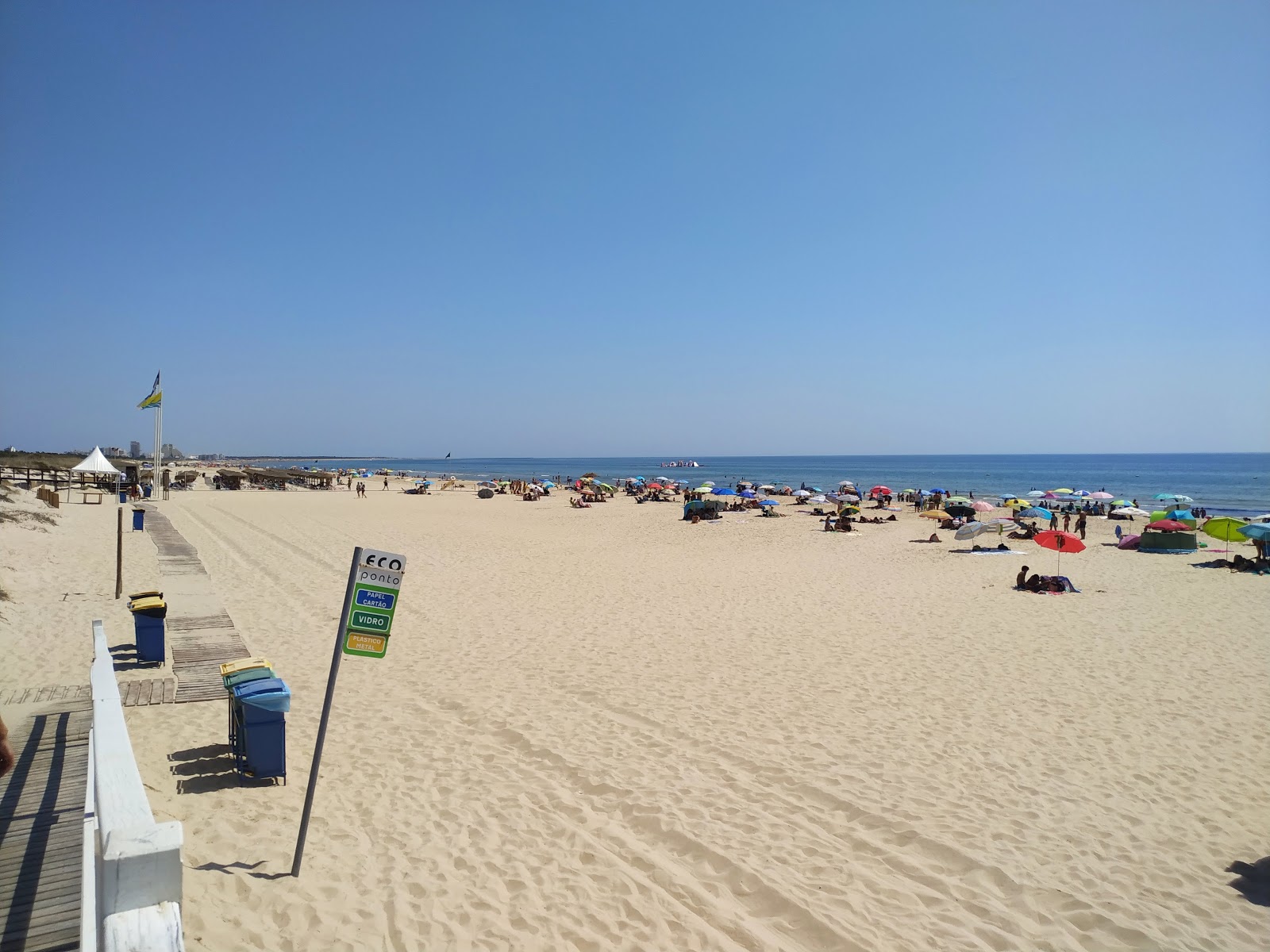 Verde Plajı'in fotoğrafı - rahatlamayı sevenler arasında popüler bir yer