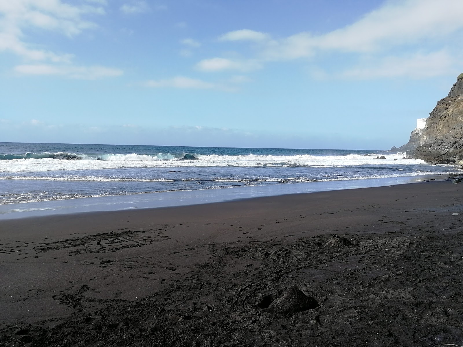 Photo de Playa de la Fajana entouré de montagnes