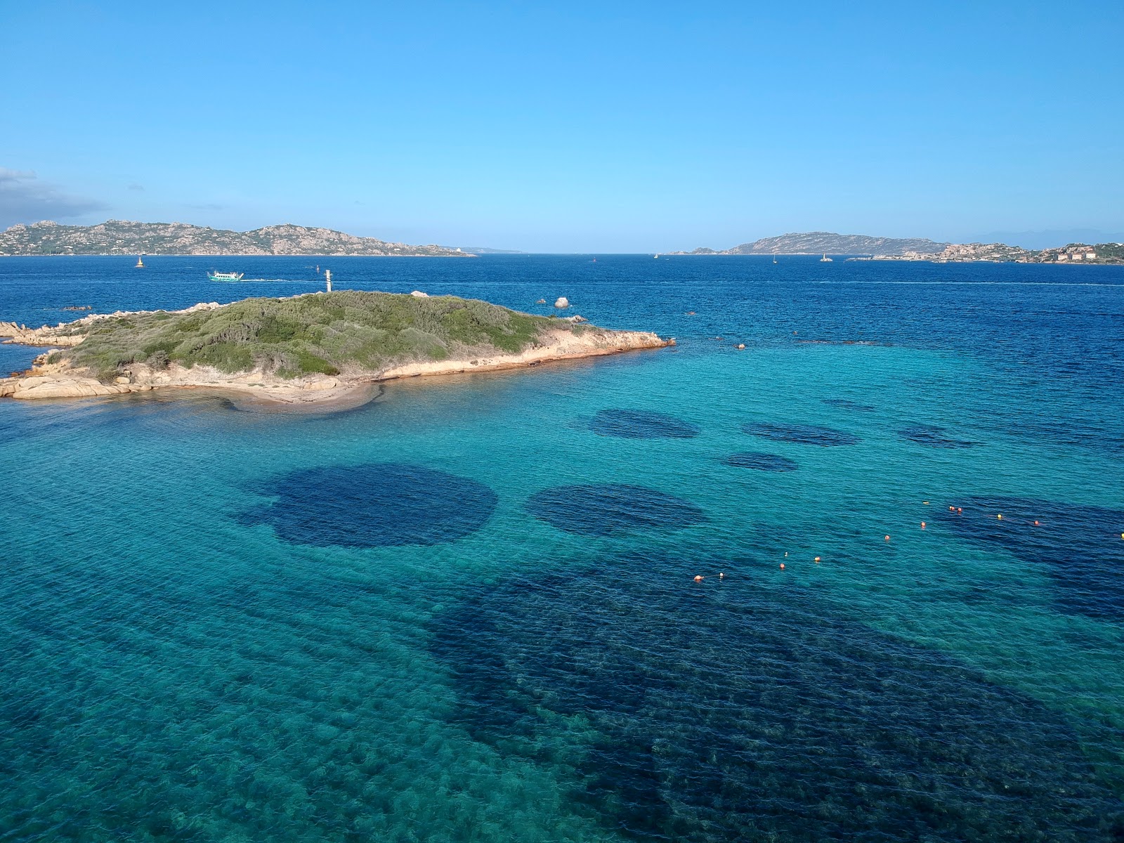 Foto av Cala Rocciosa II med blå rent vatten yta