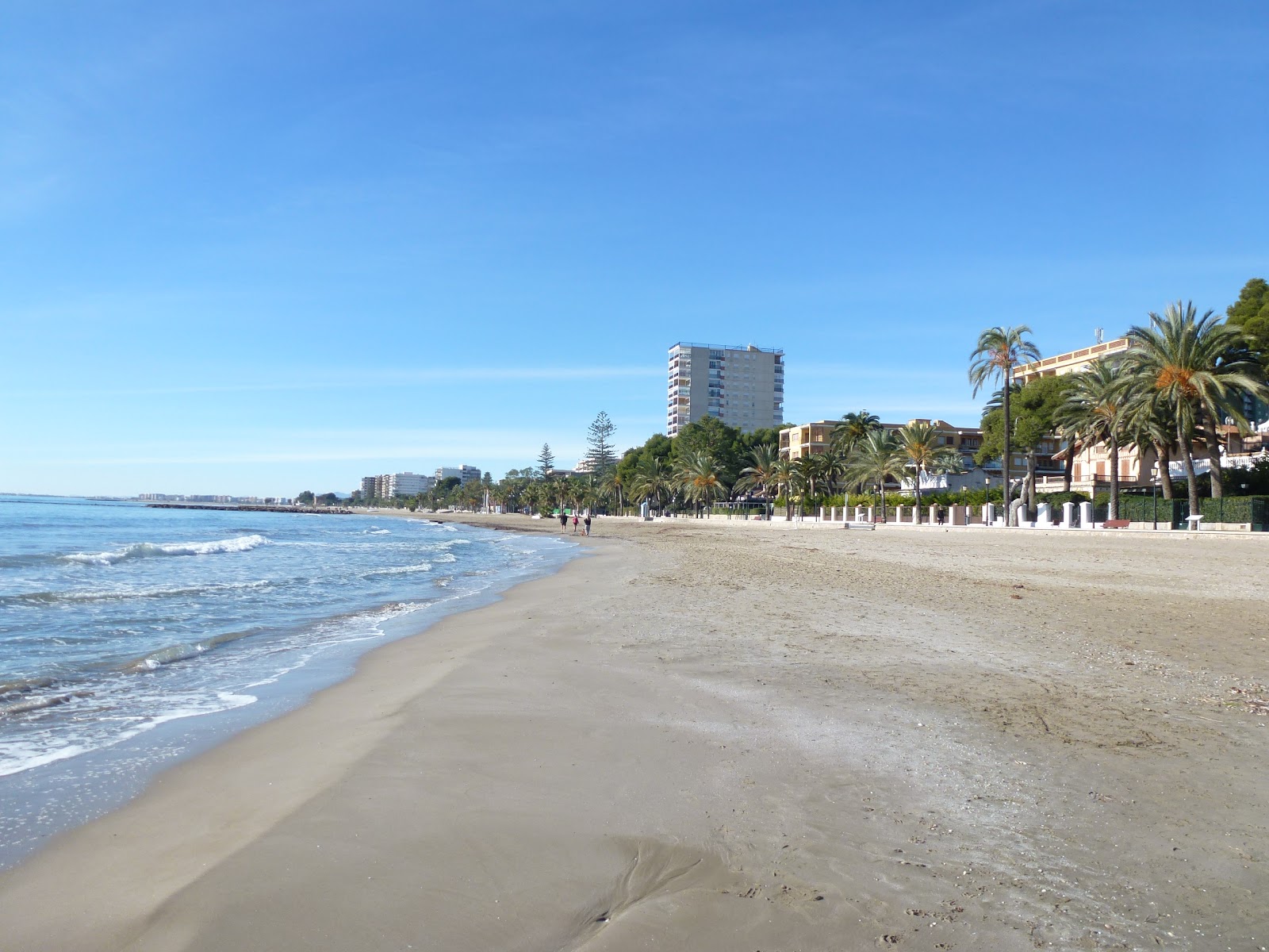 Platja Voramar'in fotoğrafı uçurumlarla desteklenmiş