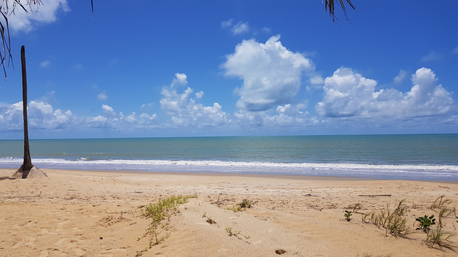 Foto di Praia de Barra Velha con una superficie del sabbia beige