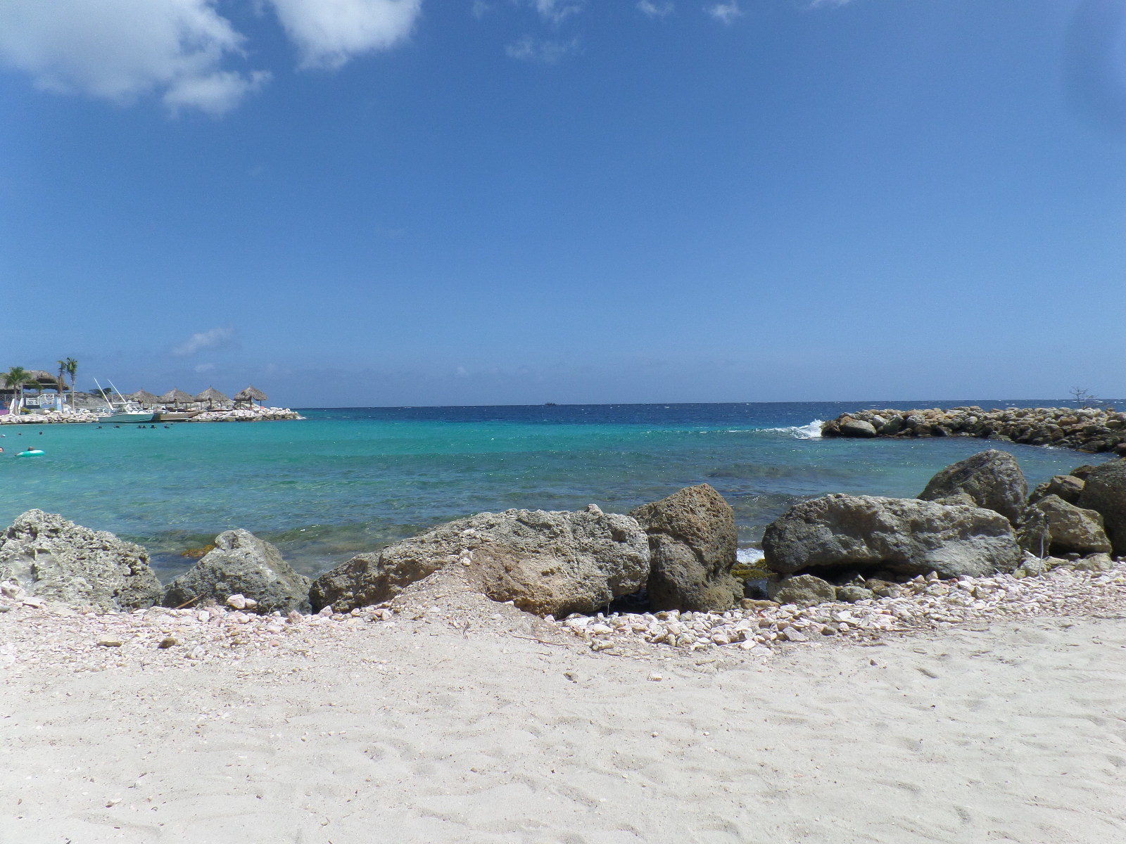 Photo de Plage de Blue Bay à Curaçao protégé par des falaises