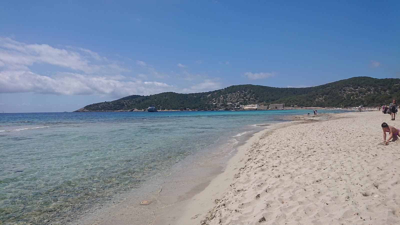 Platja de ses Salines'in fotoğrafı parlak ince kum yüzey ile