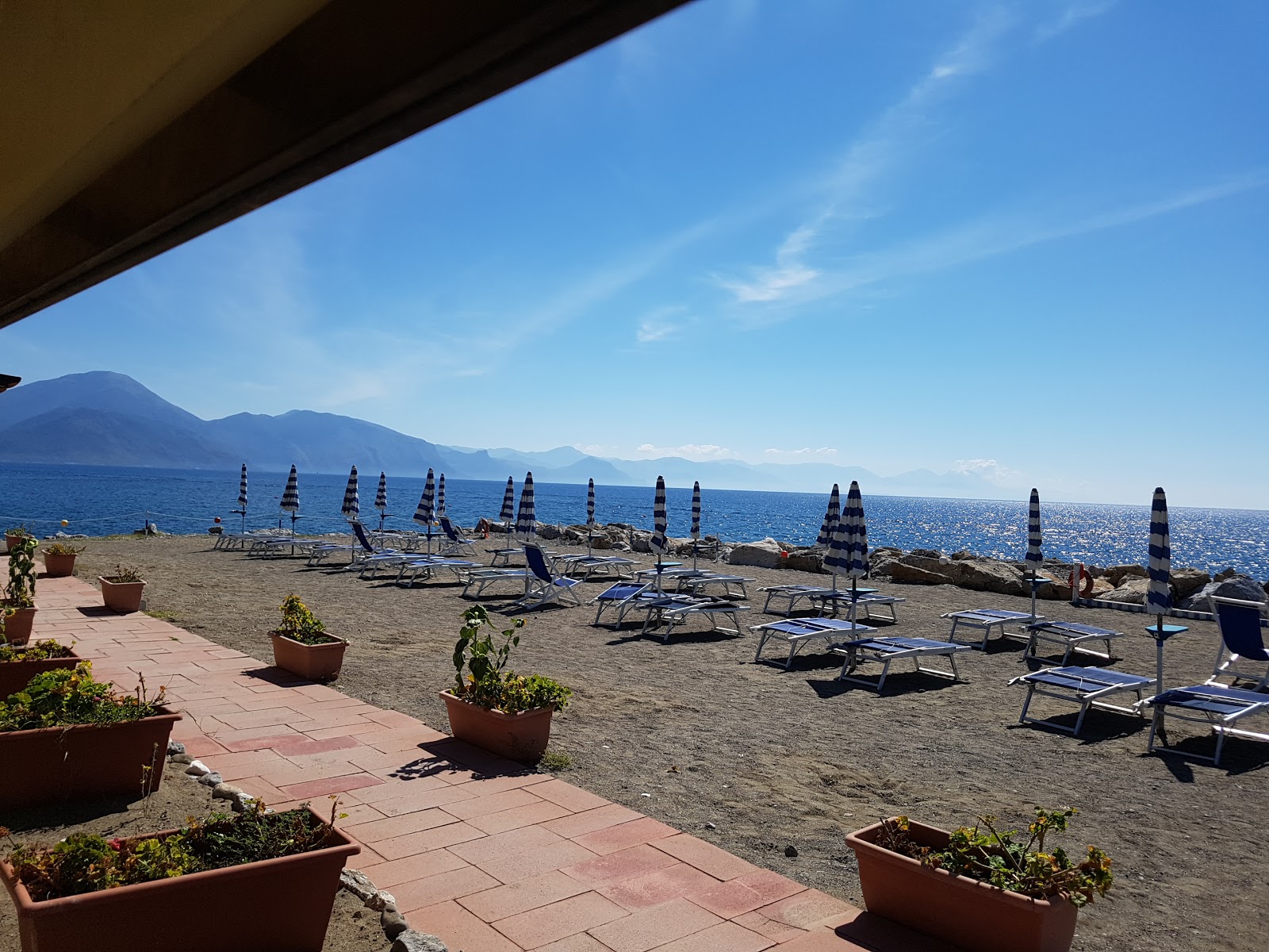 Fotografie cu Spiaggia Bussento sprijinit de stânci