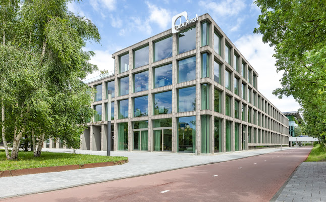 DLA Piper (on foot/cycle)