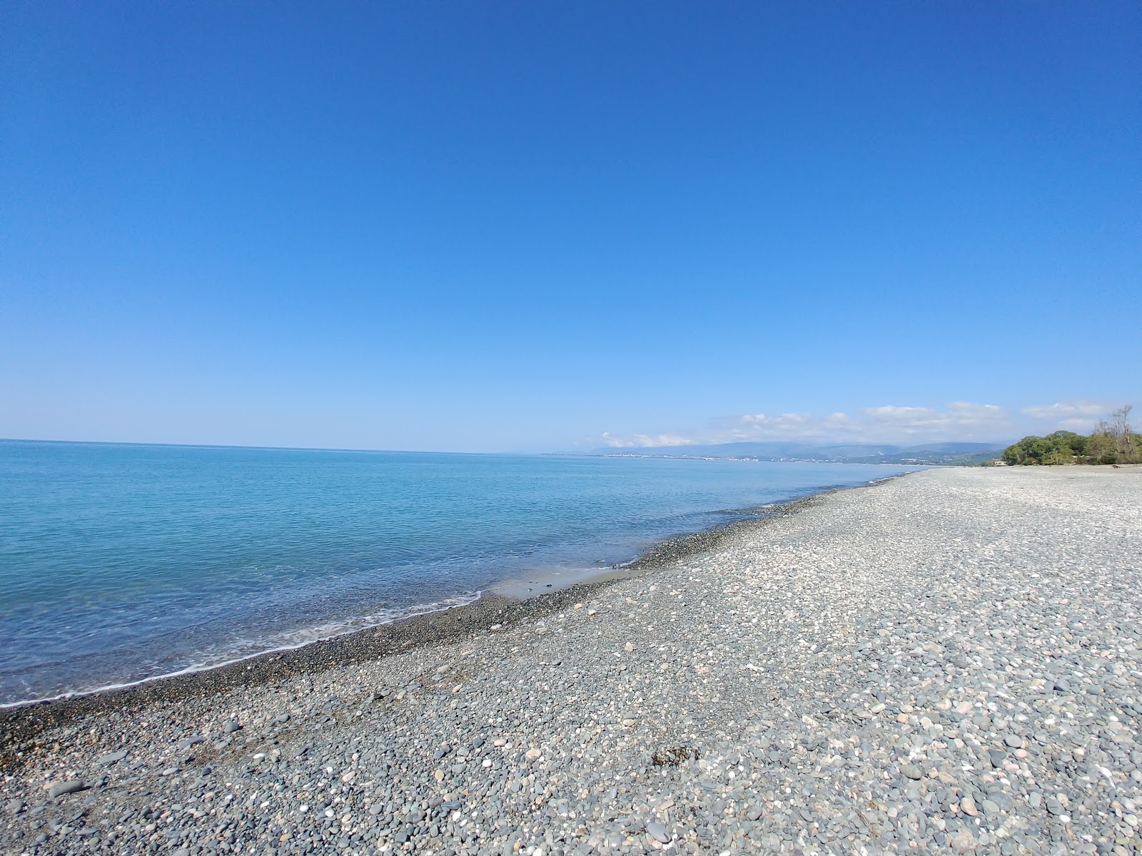 Foto di Gulripshi beach con una superficie del ciottoli beige
