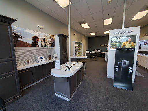 Cell Phone Store «Russell Cellular, Verizon Authorized Retailer», reviews and photos, 3848 Sun City Center Blvd #106, Sun City Center, FL 33573, USA