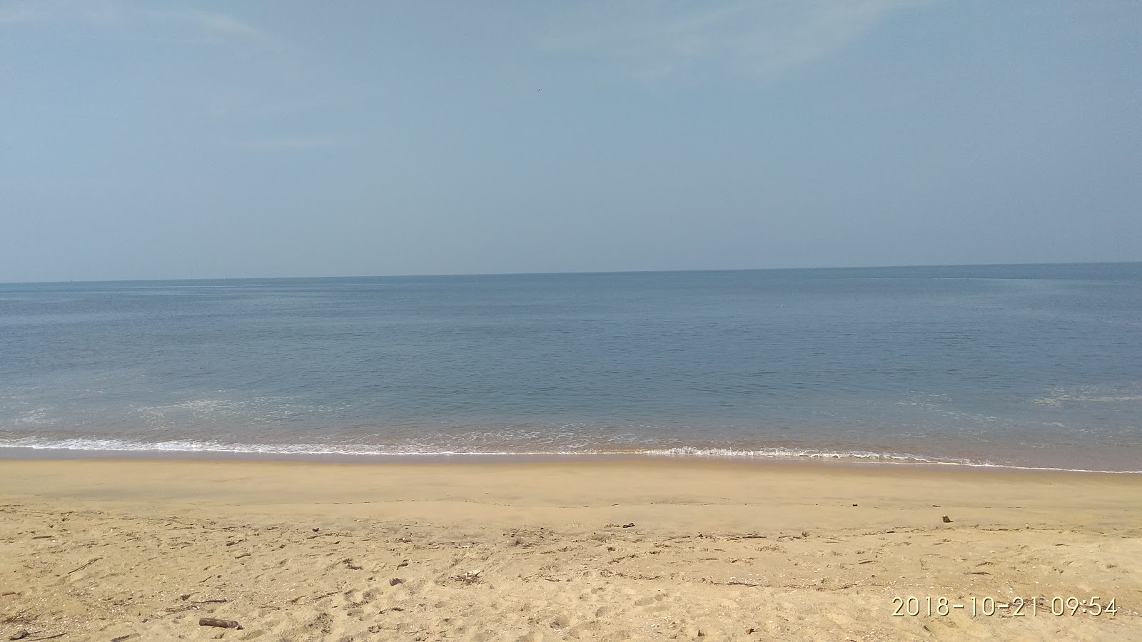 Batapady Beach的照片 带有碧绿色纯水表面