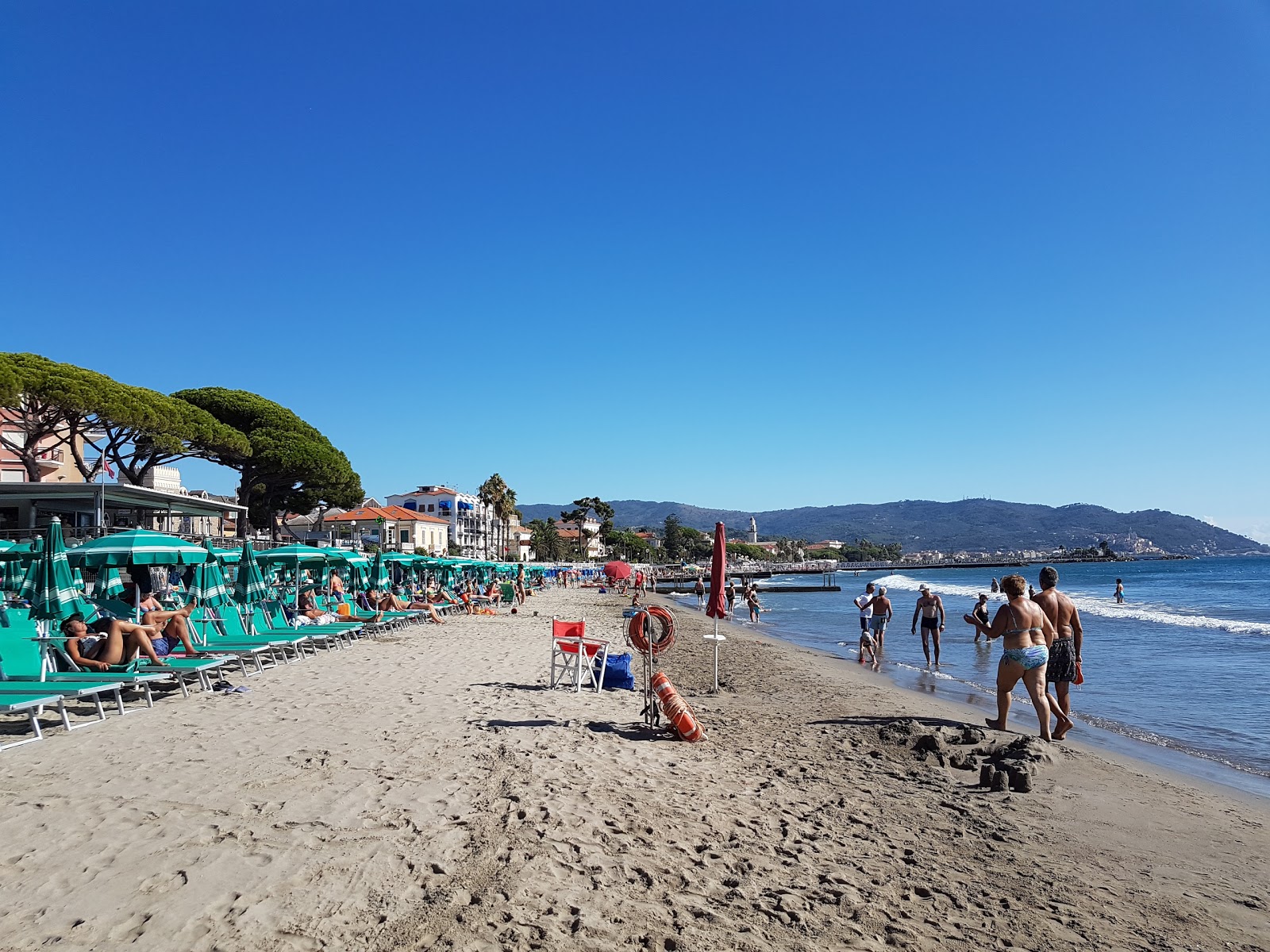 Fotografija Diano Marina beach II z prostorni večplastni zalivi