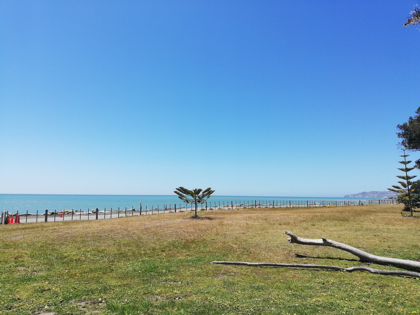 Haumoana Beach的照片 带有碧绿色纯水表面