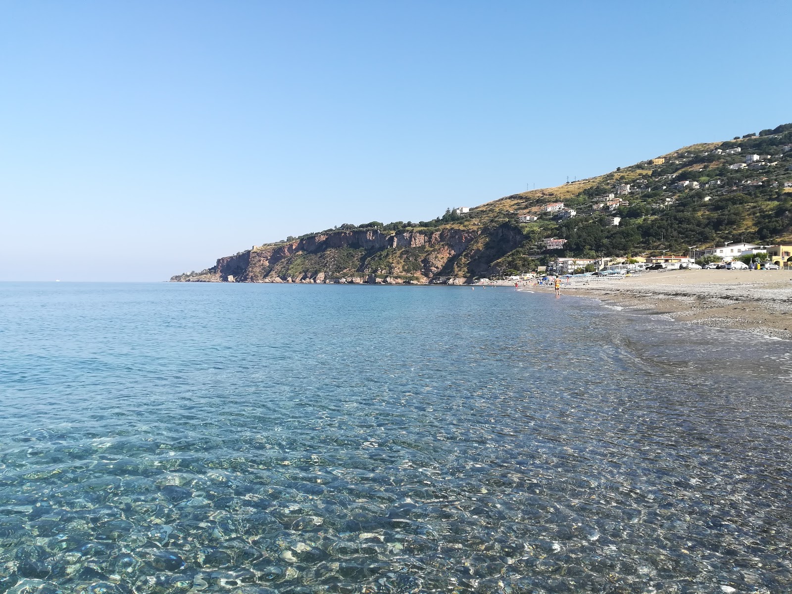 Valokuva Cetraro beach IIista. pinnalla pienet harmaat kivet:n kanssa