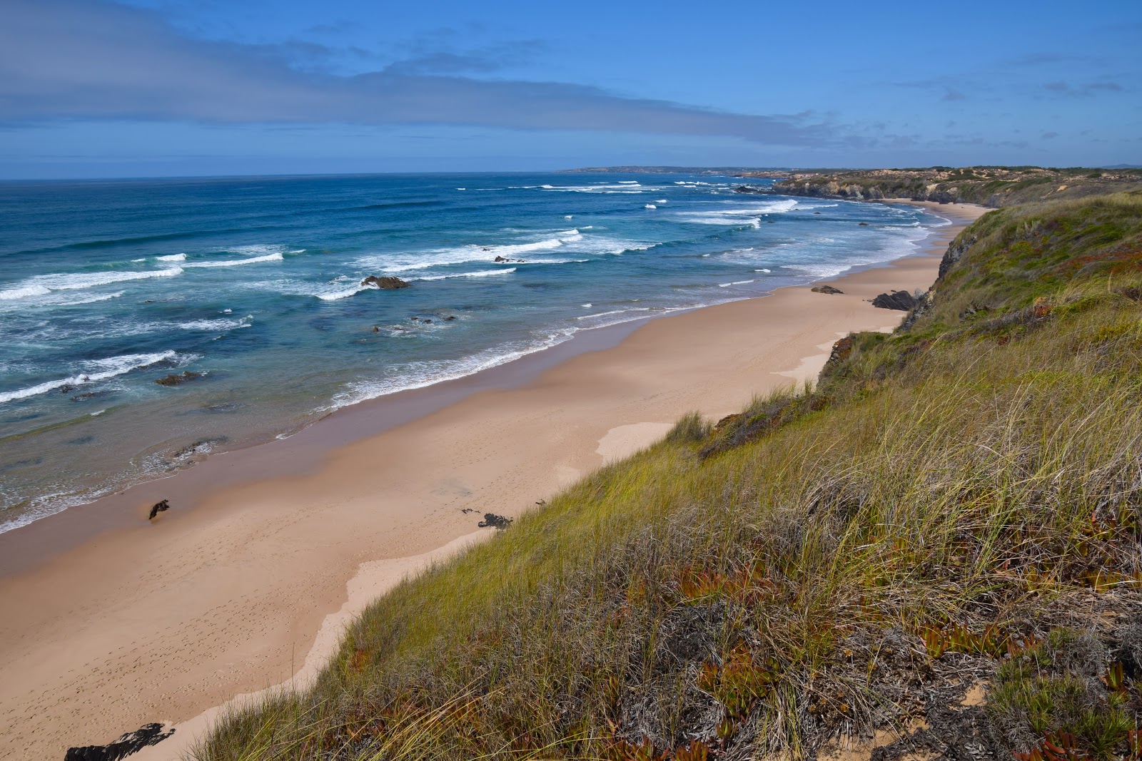 Foto av Praia do Brejo Largo omgiven av klippor