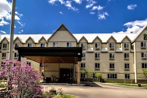 Holiday Inn Express & Suites Lincoln East - White Mountains, an IHG Hotel image