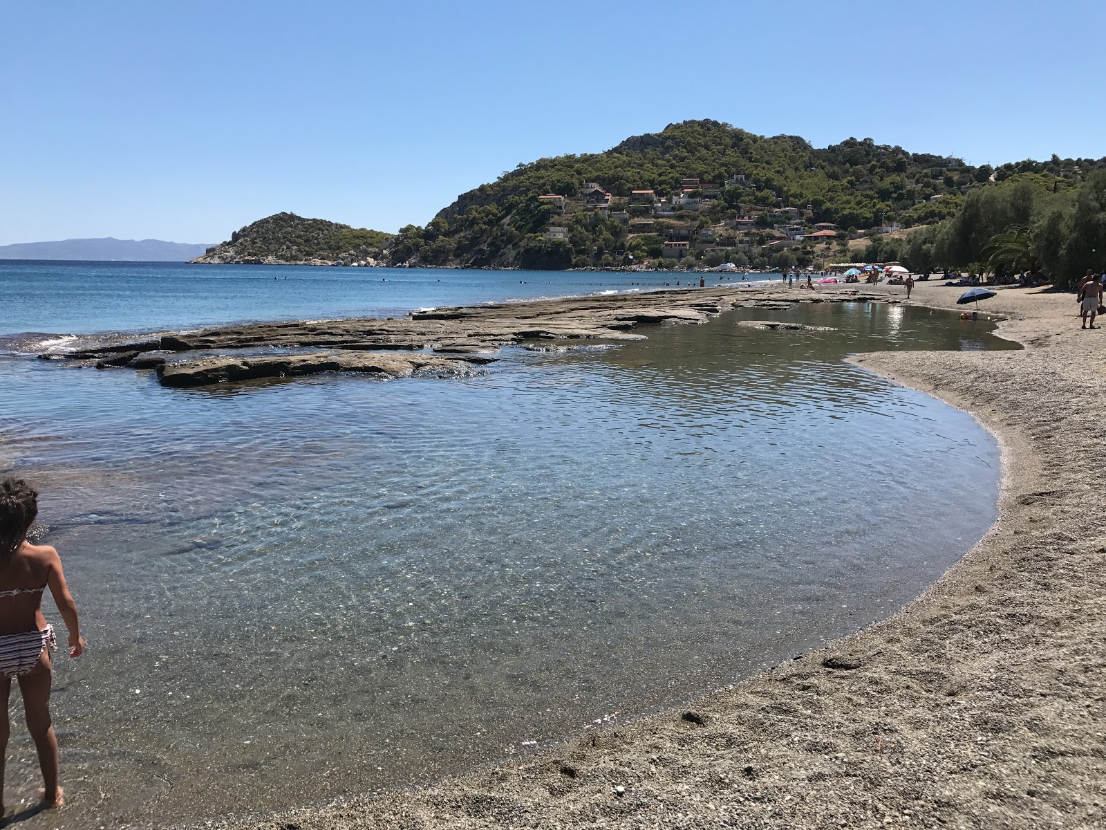 Photo of Paralia Perani backed by cliffs