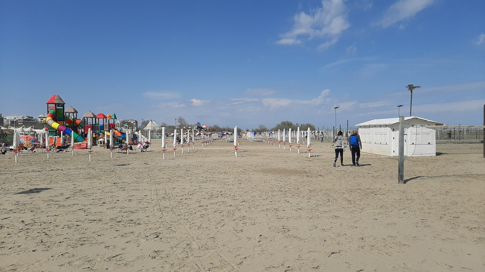 Valokuva Spiaggia Lido Degli Estensiista. pinnalla sininen vesi:n kanssa