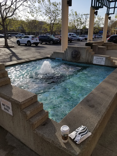 Shopping Mall «Powell Street Plaza Shopping Center», reviews and photos, 5795 Christie Ave, Emeryville, CA 94608, USA