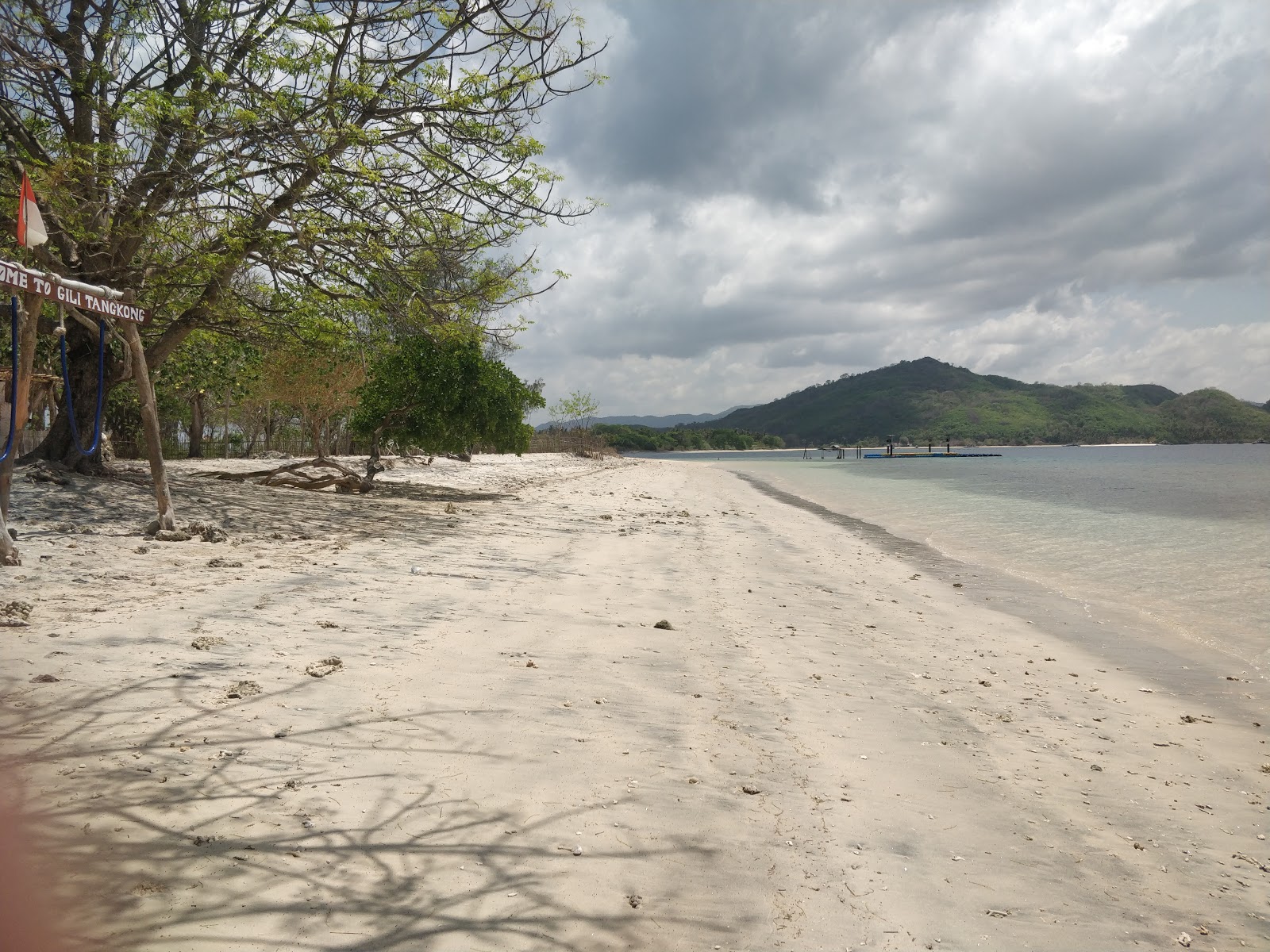 Fotografie cu Gili Tangkong Beach cu o suprafață de nisip alb