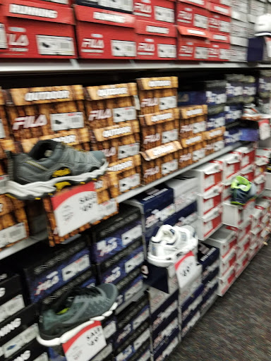 Shoe Store «Shoe Carnival», reviews and photos, 4835 W 77th St, Burbank, IL 60459, USA