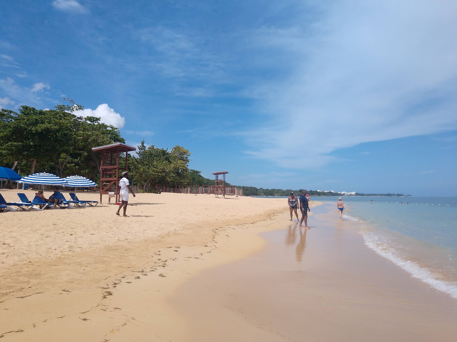 Fotografie cu Pearly beach cu o suprafață de nisip fin strălucitor