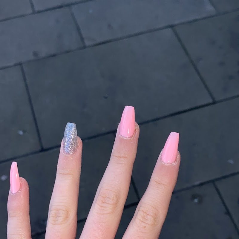 Hollywood Nails