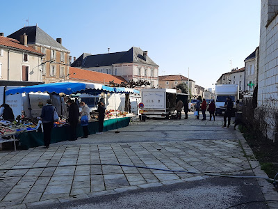 Marché du samedi à Chasseneuil-sur-Bonnieure