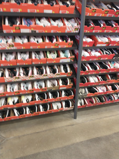 Clothing Store «Nike Factory Store», reviews and photos, 243 Tanger Dr Suite 243, Williamsburg, IA 52361, USA