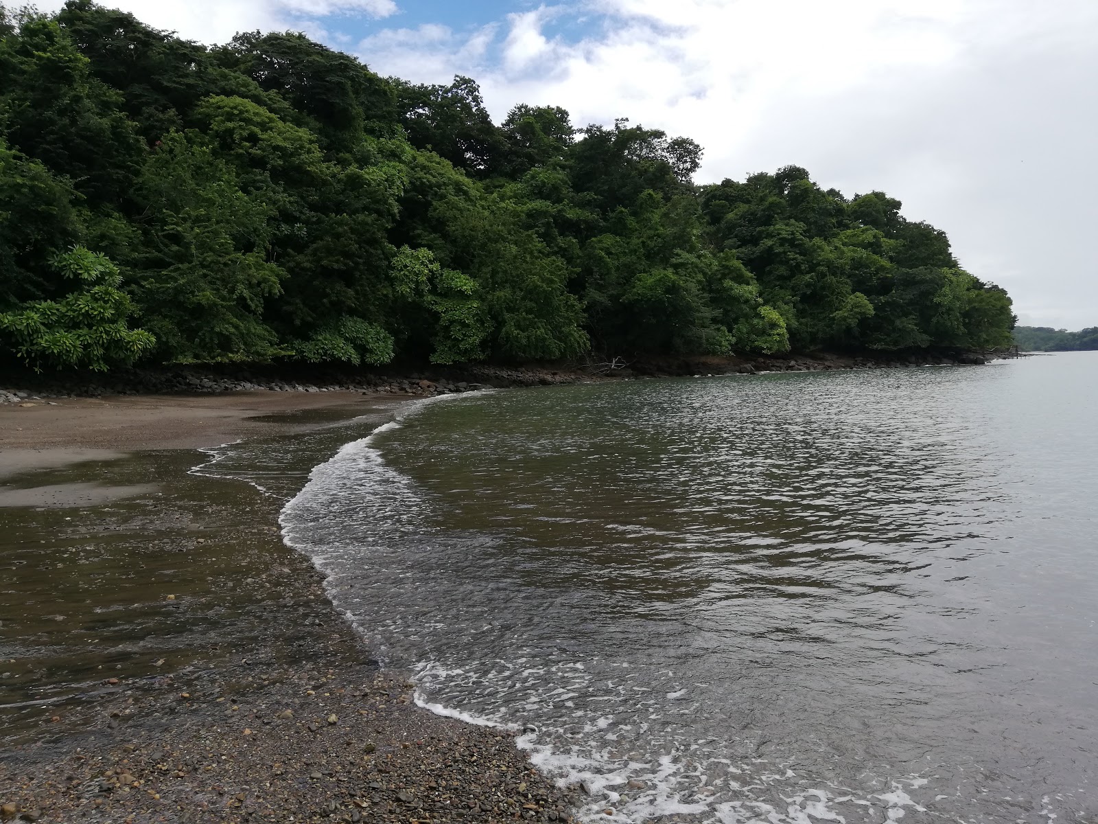 Photo de Playa Piedrita avec sable brillant et rochers de surface