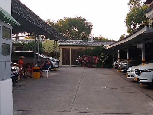 Parqueadero frente a la Autónoma