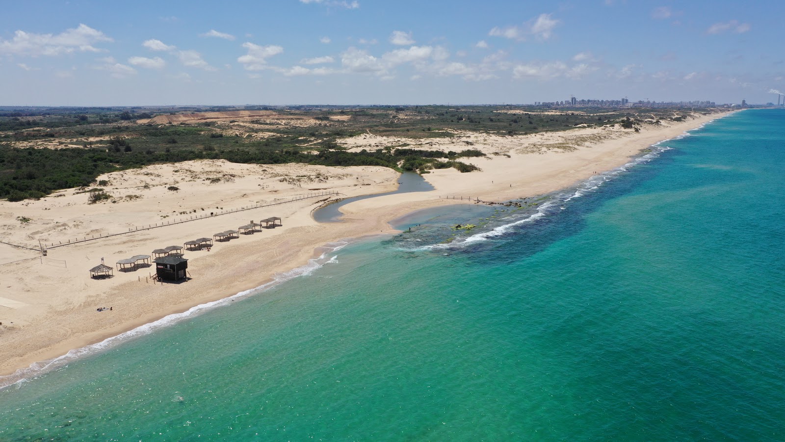 Zdjęcie Nitsanim beach z powierzchnią beżowy piasek