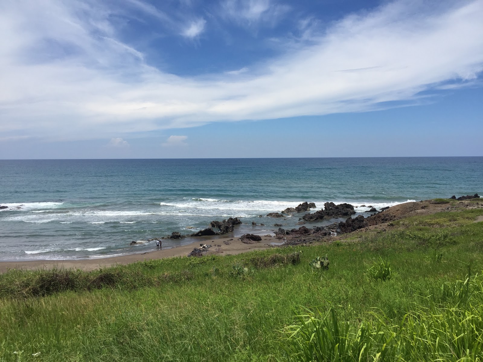 Foto de Playa Los Pinos com água cristalina superfície