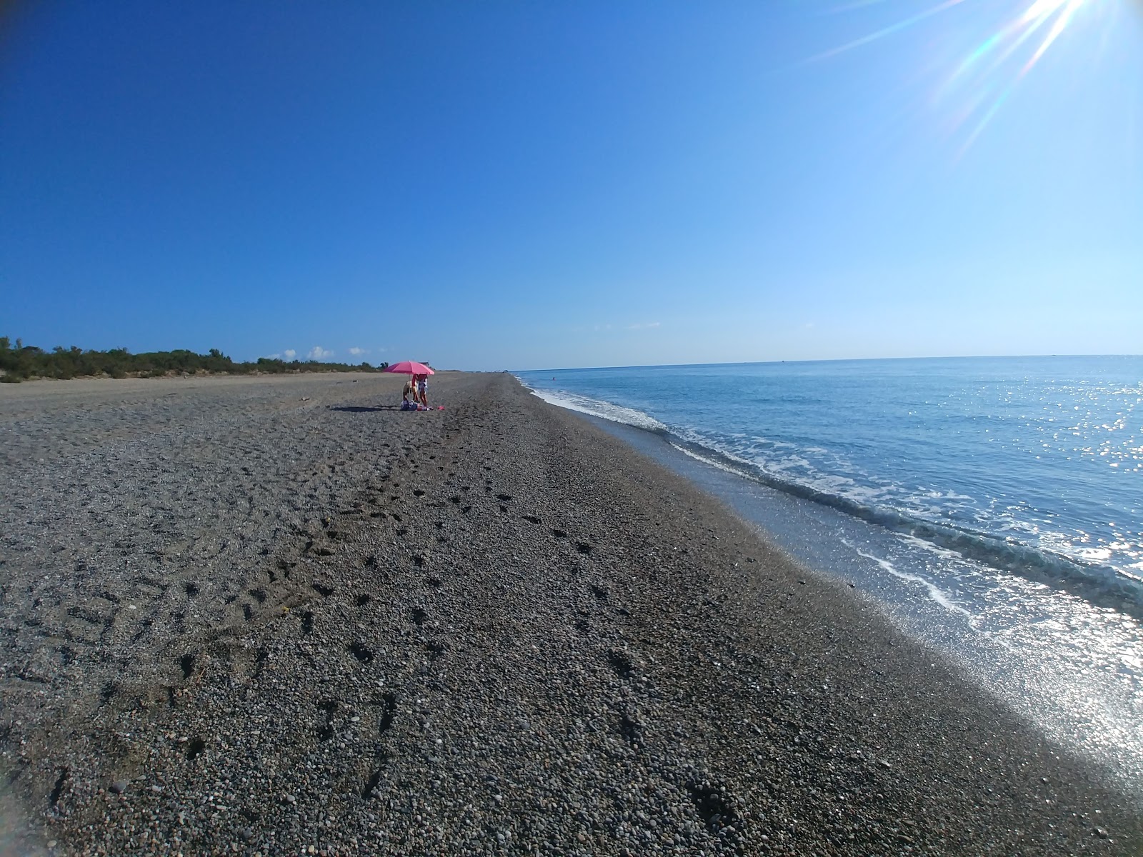 Photo de Ciro' Marina beach II avec caillou fin gris de surface