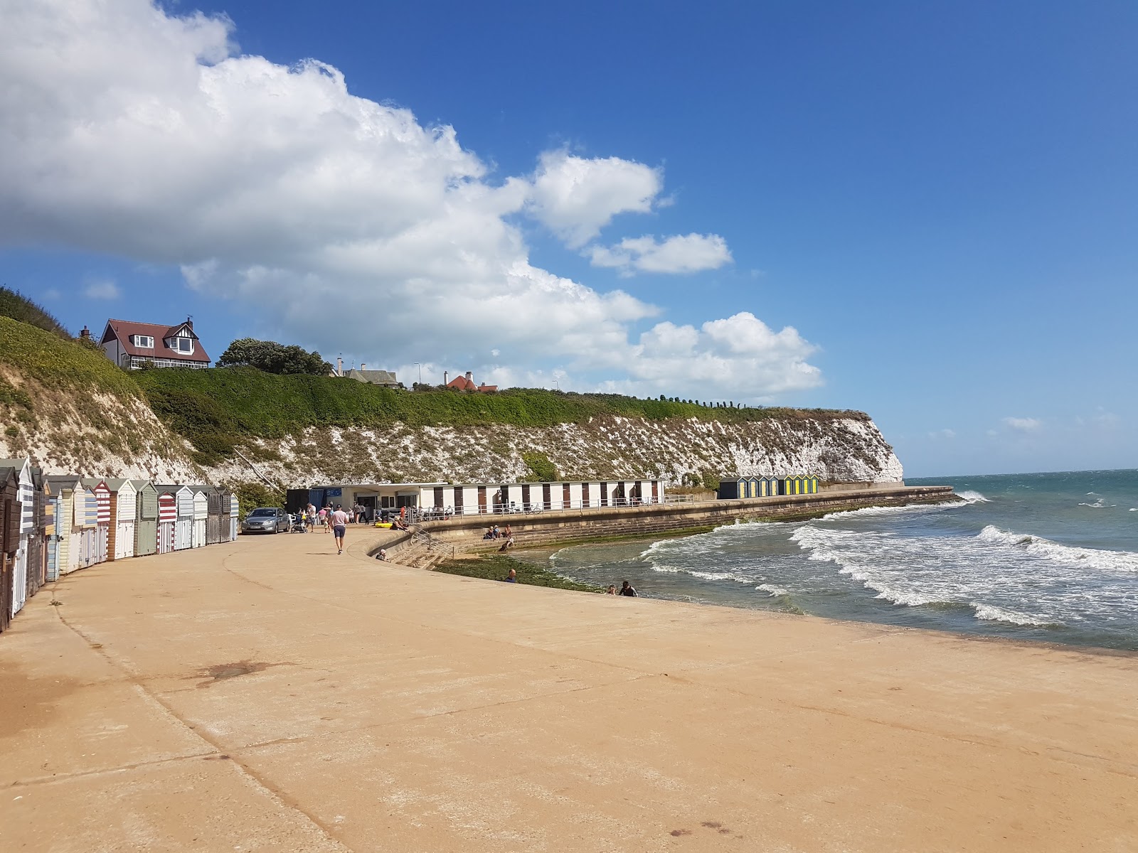 Foto de Dumpton Gap beach rodeado por montanhas
