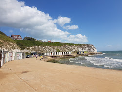 Foto de Dumpton Gap beach rodeado por montanhas