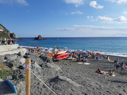 Foto von Spiaggia Rená von Klippen umgeben