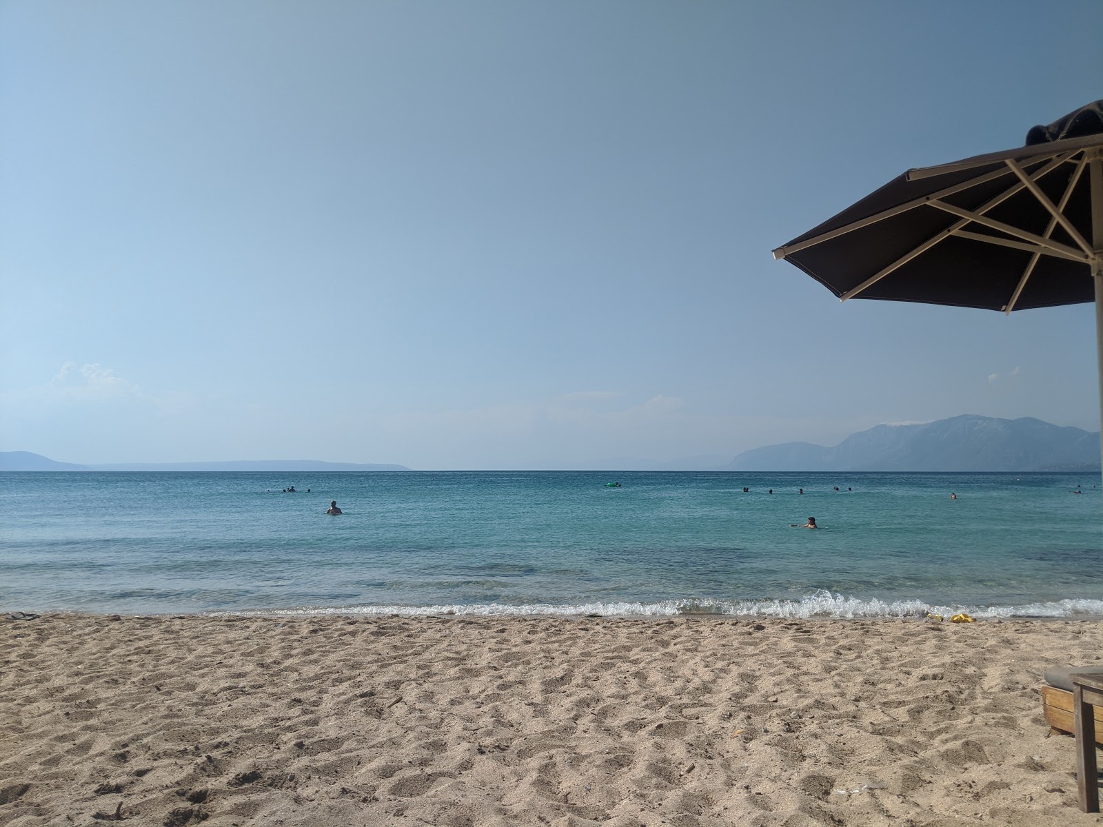 Foto de Playa de Alykes con bahía mediana