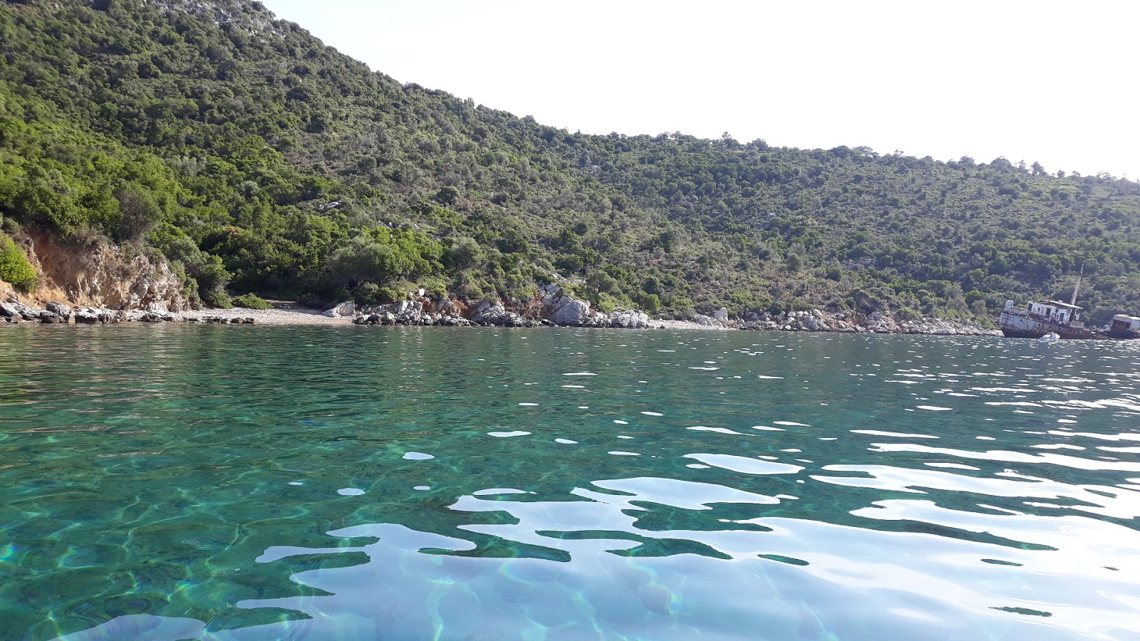 Foto de Peristera Island beach con agua cristalina superficie
