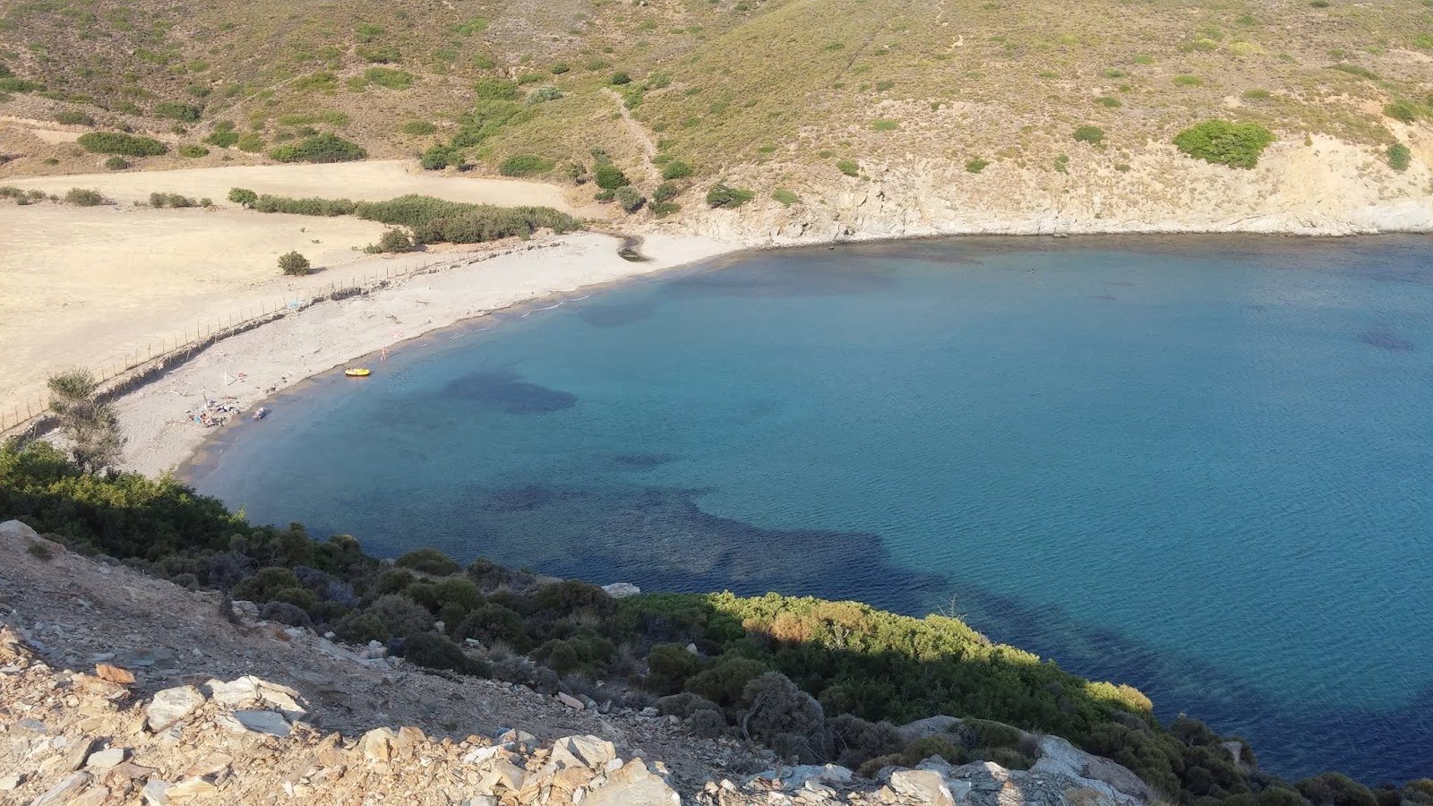 Foto von Diapori beach mit grauer sand & kiesel Oberfläche