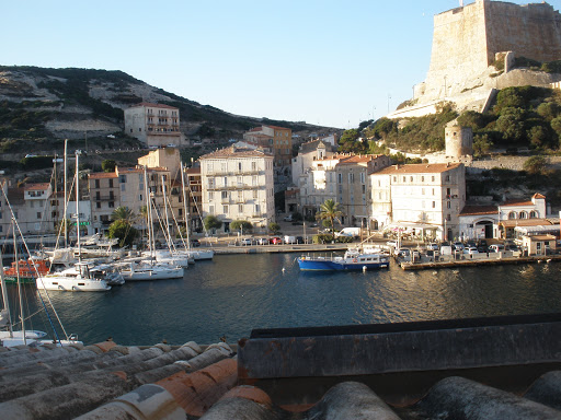 Auto Moto Bateau Ecole Pujuila à Bonifacio, Corse-du-Sud (2A)